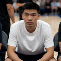 篮球爱好者坐在场边观看比赛的场景头像