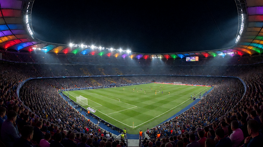 夜晚大型体育场内观众席灯光璀璨的足球赛事现场全景